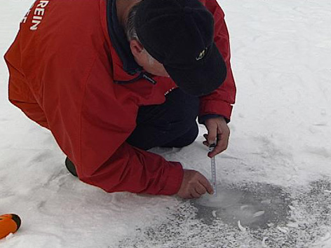 Prüfen der Eisstärke am Silbersee