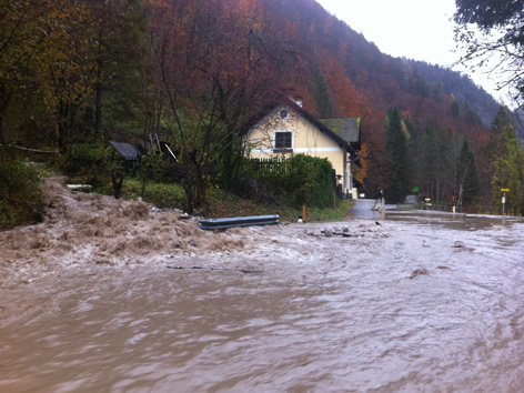 Überschwemmung hinter Waidisch, entlang der Waidischstraße