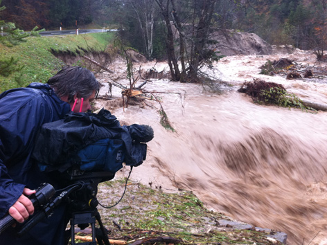 Kameramann filmen Fluss Hochwasser