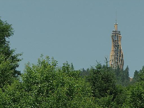 Pyramidenkogel-Holz-Turm von Fern