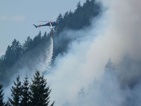 Löschangriff Hubschrauber Waldbrand