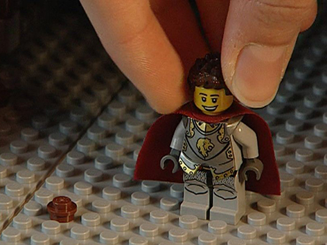 Legofigur wird von Hand gesetzt