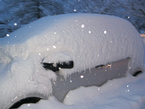 Schnee Auto zugeschneit