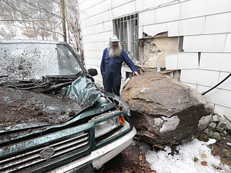 Felssturz beschädigte Haus und Auto