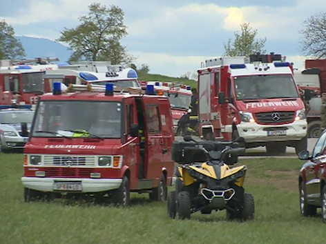 Feuerwehr bei Nachlöscharbeiten im Lurnfeld