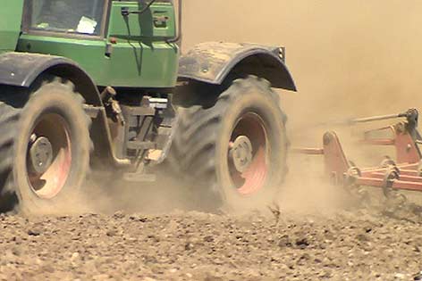 Trockenheit Traktor Feld Staub