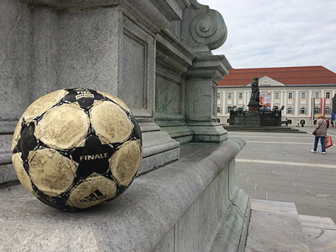 Fußball vor Rathaus
