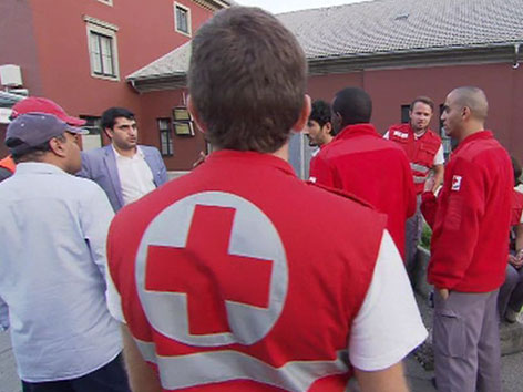 Freiwillige Helfer Flüchtlingsarbeit Rotes Kreuz