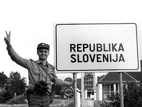 Slowenischer Soldat am Grenzübergang Lavamünd