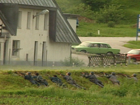 Slowenische Soldaten im Graben liegend 1991
