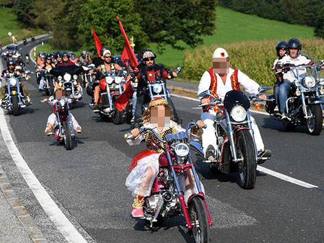 Mädchen mit umgebauten Mopeds auf der Straße unterwegs