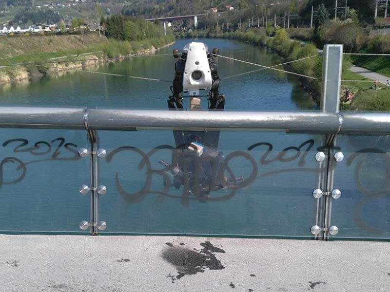 Neufellach gestohlenes Motorfahrrad hängt in Brücke