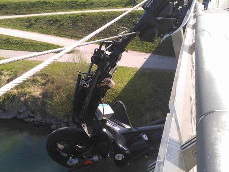 Neufellach gestohlenes Motorfahrrad hängt in Brücke
