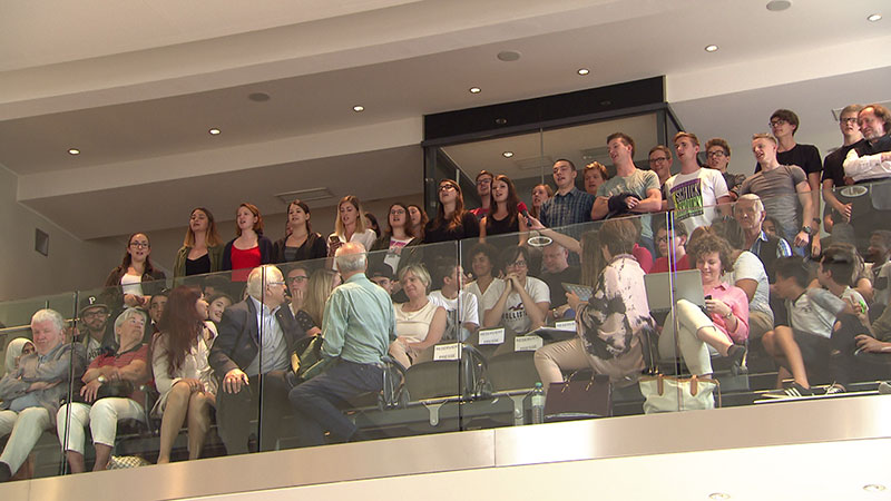 Jugendliche singen im Landtag auf der Zuschauertribüne
