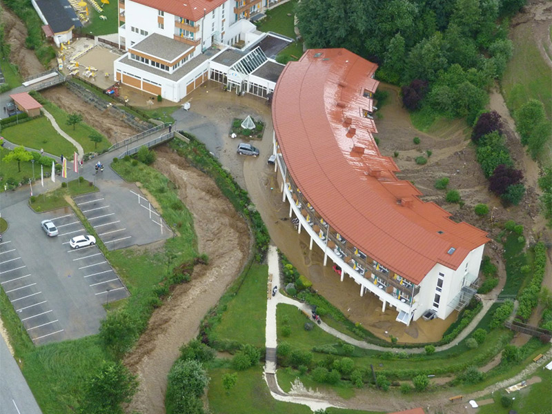 Kurzentrum Weissenbach Helifoto Überschwemmung