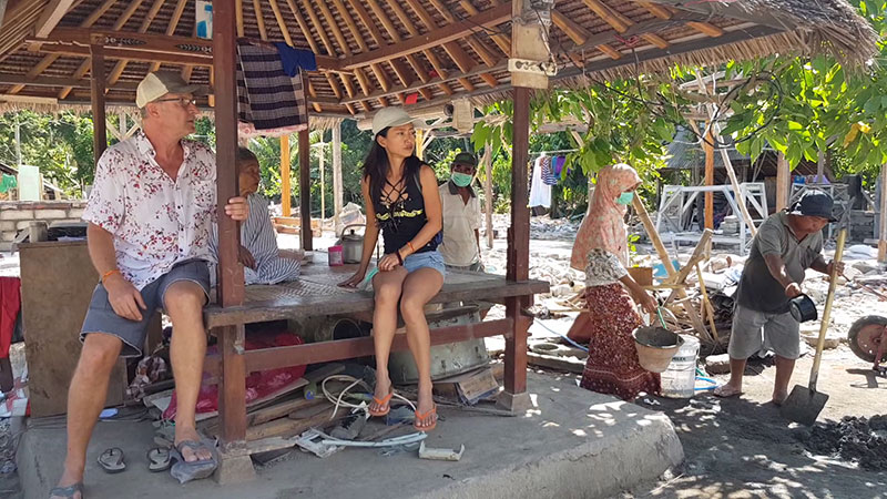 Erdbebenhelfer in Thailand Lombok